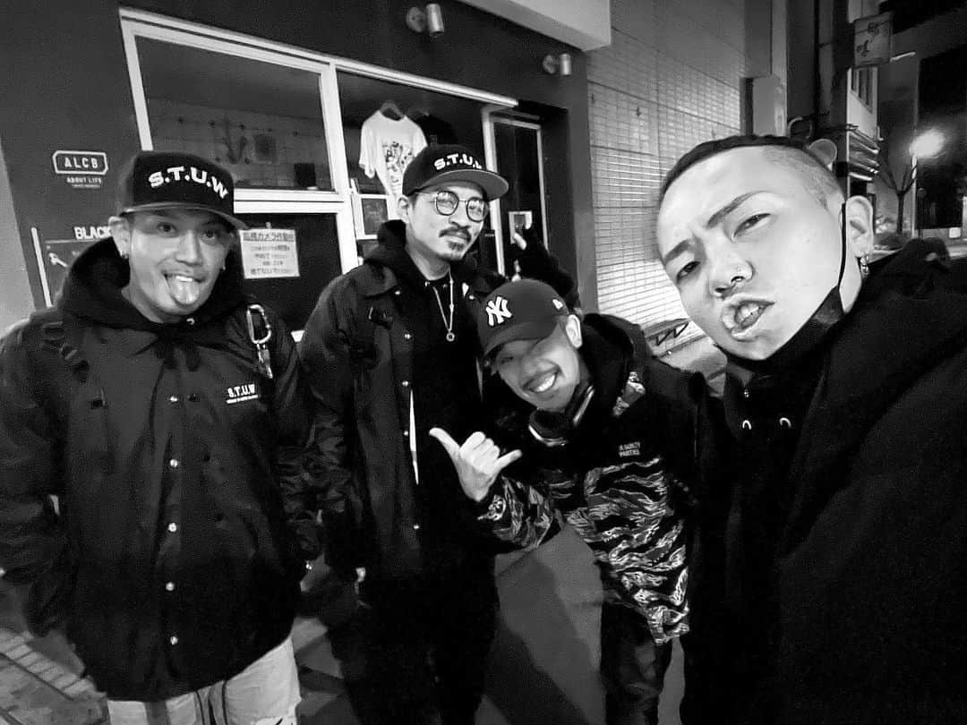 TEEDAさんのインスタグラム写真 - (TEEDAInstagram)「It was great night with S.T.U.W! We got a drinks and talked about our songs, perform, and future. And We’re looking forward to next show👍  今夜はS.T.U.Wの打ち上げMTG！ イイ夜になりました👍  #stuw #back_on_jpn #teeda #rookiezispunkd #shinnosuke_rookiez #spyair #uz_spyair #meloiksign #kit」11月18日 1時16分 - teeda_bo