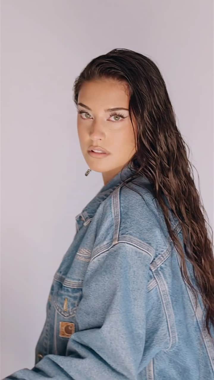 ANTONIAのインスタグラム：「Always on the run! Dar mereu energica si atenta la stilul meu! Noua colectie @penti are multe modele de ciorapi care vor transforma fiecare tinuta pentru a deveni pentilicious! #Penti #Pentilicious」