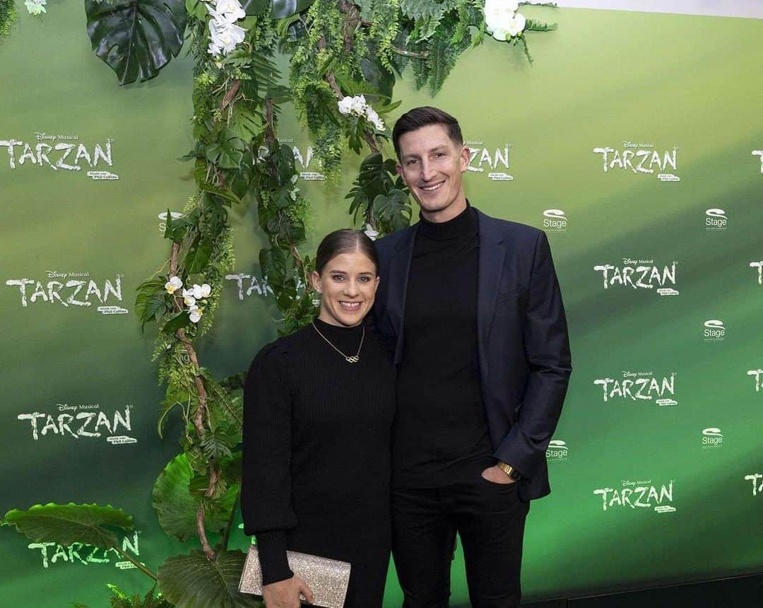 エリザベト・ザイツのインスタグラム：「Tarzan Musical Premiere in Stuttgart - wenn aus dem roten Teppich grün wird und man zurück in tolle Kindheitserinnerungen gezaubert wird💫  Danke, dass ich gestern die wundervolle Premiere miterleben durfte - Das Musical solltet ihr euch auf keinen Fall entgehen lassen! 😍   @disneys_musical_tarzan @celebrity_contact @stageentertainment #tarzan #redcarped #musical #premiere #eliseitz   📸 @ben_pakalski_photography」