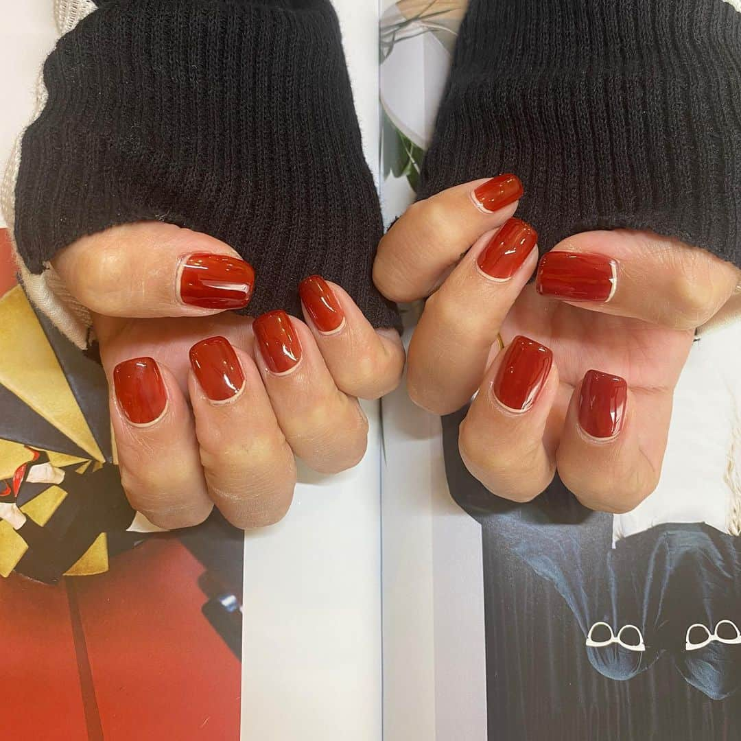 知念美加子のインスタグラム：「New nail❤️  透け感あるボルドーにちょいニュアンスライン🤍  久しぶりのスクエアもいいね👍  これから着そうな、 グレー、ブラック、ブラウンの服どれにも合うようにしたよ〜💅  Salon @atelier_chinen_kakkokari  Nailist @nail.okm   #ちねんねいる #那覇ネイルサロン #アトリエねいる #ネイルデザイン  #ニュアンスネイル」