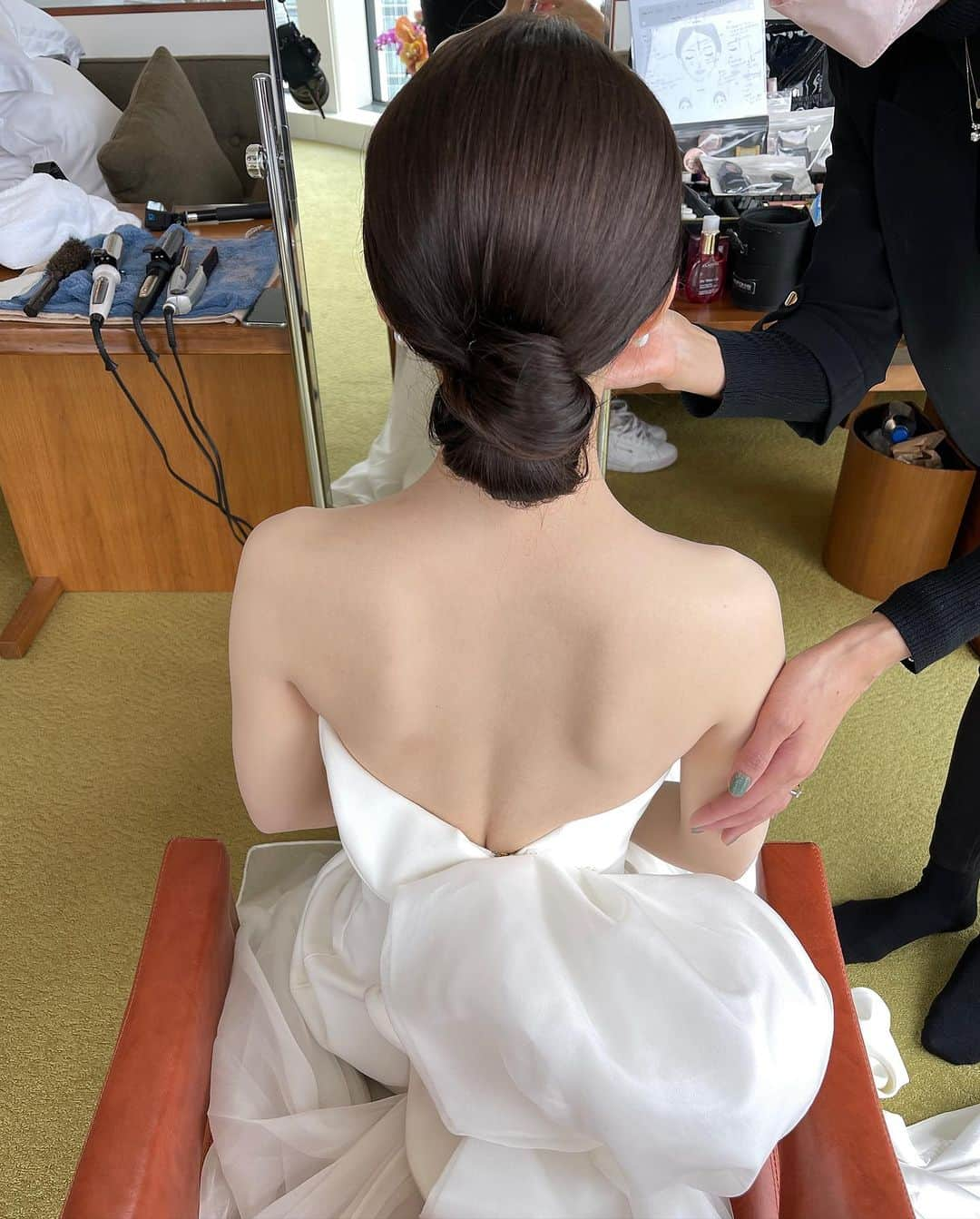 野口忍 hair make upさんのインスタグラム写真 - (野口忍 hair make upInstagram)「シニヨンに艶があると ドレス姿、ヘアメイクが更に映えます✨ 皆さんのシニヨン艶々〜😍  お2人から結婚式を任せてもらえる事が 非常に嬉しく、光栄でございます！  11月も中盤！早い！ 選択と集中とスピード感を 持っていきます！  ブライダルメンテナンスはこちら @atren.deu.salon　 セルフ前撮りはこちら @atren.deu.wedding 新郎様メンテナンスはこちら @atren_deu_homme ･･─･･─･･─･･─･･─･ #ブライダルメンテナンス #結婚式#前撮り#後撮り  ･･─･･─･･─･･─･･─･ ◽️ブライダルメンテナンス𝐌𝐄𝐍𝐔 ☑︎𝒃𝒓𝒊𝒅𝒂𝒍 𝒗𝒆𝒊𝒍 𝒄𝒐𝒍𝒐𝒓 　 透明感を出したい花嫁様は 【𝒃𝒓𝒊𝒅𝒂𝒍 𝒘 𝒄𝒐𝒍𝒐𝒓 】 透明感&立体感を出したい花嫁様は 【𝒃𝒓𝒊𝒅𝒂𝒍 𝒉𝒊𝒈𝒉𝒍𝒊𝒈𝒉𝒕 𝒄𝒐𝒍𝒐𝒓】  こちらで予約お願い致します。 　 ☑︎𝒃𝒓𝒊𝒅𝒂𝒍 𝒄𝒖𝒕  華やかなポニーテール、ハーフアップ、上品で洗練されたダウンスタイルをご希望の花嫁様。 タキシードに合わせたフォーマル、スタイリッシュ、モダンなメンズヘアご希望の新郎様。  ☑︎𝒃𝒓𝒊𝒅𝒂𝒍 𝒕𝒓𝒆𝒂𝒕𝒎𝒆𝒏𝒕 　 ・ブライダルトリートメント ・ブライダル髪質改善トリートメント  　 ◽️使用スタイリング剤 　 【𝑨𝑻𝑹𝑬𝑵 𝑫𝑬𝑼 𝑺𝑯𝑨𝑴𝑷𝑶𝑶】  キューティクルを整え艶感を保つブライダルシャンプー 　 ◽️サロンのご予約はこちらから @atren.deu.salon　  #花嫁美容#花嫁ヘアスタイル#結婚式#ブライダルヘアメイク#式場見学#お色直し#ブーケ#セルフフォト#韓国ヘアメイク#入籍#ドレス迷子#プロポーズ#結婚指輪#パレス花嫁#東京會舘花嫁#韓国」11月18日 1時26分 - shinobunbunmaru_atren_deu