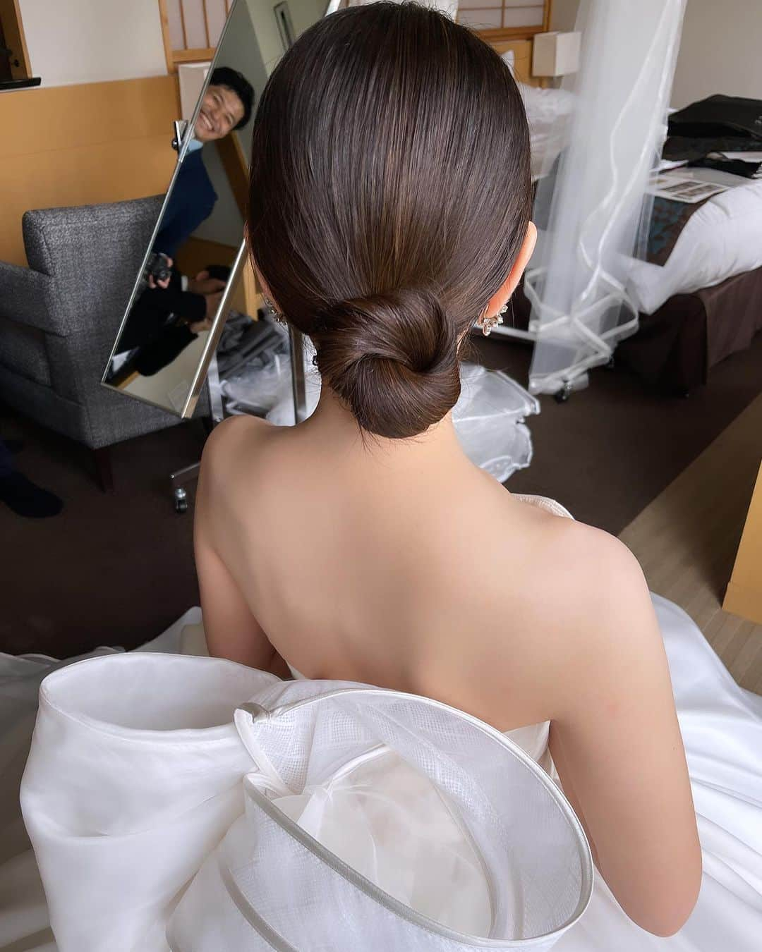 野口忍 hair make upさんのインスタグラム写真 - (野口忍 hair make upInstagram)「シニヨンに艶があると ドレス姿、ヘアメイクが更に映えます✨ 皆さんのシニヨン艶々〜😍  お2人から結婚式を任せてもらえる事が 非常に嬉しく、光栄でございます！  11月も中盤！早い！ 選択と集中とスピード感を 持っていきます！  ブライダルメンテナンスはこちら @atren.deu.salon　 セルフ前撮りはこちら @atren.deu.wedding 新郎様メンテナンスはこちら @atren_deu_homme ･･─･･─･･─･･─･･─･ #ブライダルメンテナンス #結婚式#前撮り#後撮り  ･･─･･─･･─･･─･･─･ ◽️ブライダルメンテナンス𝐌𝐄𝐍𝐔 ☑︎𝒃𝒓𝒊𝒅𝒂𝒍 𝒗𝒆𝒊𝒍 𝒄𝒐𝒍𝒐𝒓 　 透明感を出したい花嫁様は 【𝒃𝒓𝒊𝒅𝒂𝒍 𝒘 𝒄𝒐𝒍𝒐𝒓 】 透明感&立体感を出したい花嫁様は 【𝒃𝒓𝒊𝒅𝒂𝒍 𝒉𝒊𝒈𝒉𝒍𝒊𝒈𝒉𝒕 𝒄𝒐𝒍𝒐𝒓】  こちらで予約お願い致します。 　 ☑︎𝒃𝒓𝒊𝒅𝒂𝒍 𝒄𝒖𝒕  華やかなポニーテール、ハーフアップ、上品で洗練されたダウンスタイルをご希望の花嫁様。 タキシードに合わせたフォーマル、スタイリッシュ、モダンなメンズヘアご希望の新郎様。  ☑︎𝒃𝒓𝒊𝒅𝒂𝒍 𝒕𝒓𝒆𝒂𝒕𝒎𝒆𝒏𝒕 　 ・ブライダルトリートメント ・ブライダル髪質改善トリートメント  　 ◽️使用スタイリング剤 　 【𝑨𝑻𝑹𝑬𝑵 𝑫𝑬𝑼 𝑺𝑯𝑨𝑴𝑷𝑶𝑶】  キューティクルを整え艶感を保つブライダルシャンプー 　 ◽️サロンのご予約はこちらから @atren.deu.salon　  #花嫁美容#花嫁ヘアスタイル#結婚式#ブライダルヘアメイク#式場見学#お色直し#ブーケ#セルフフォト#韓国ヘアメイク#入籍#ドレス迷子#プロポーズ#結婚指輪#パレス花嫁#東京會舘花嫁#韓国」11月18日 1時26分 - shinobunbunmaru_atren_deu