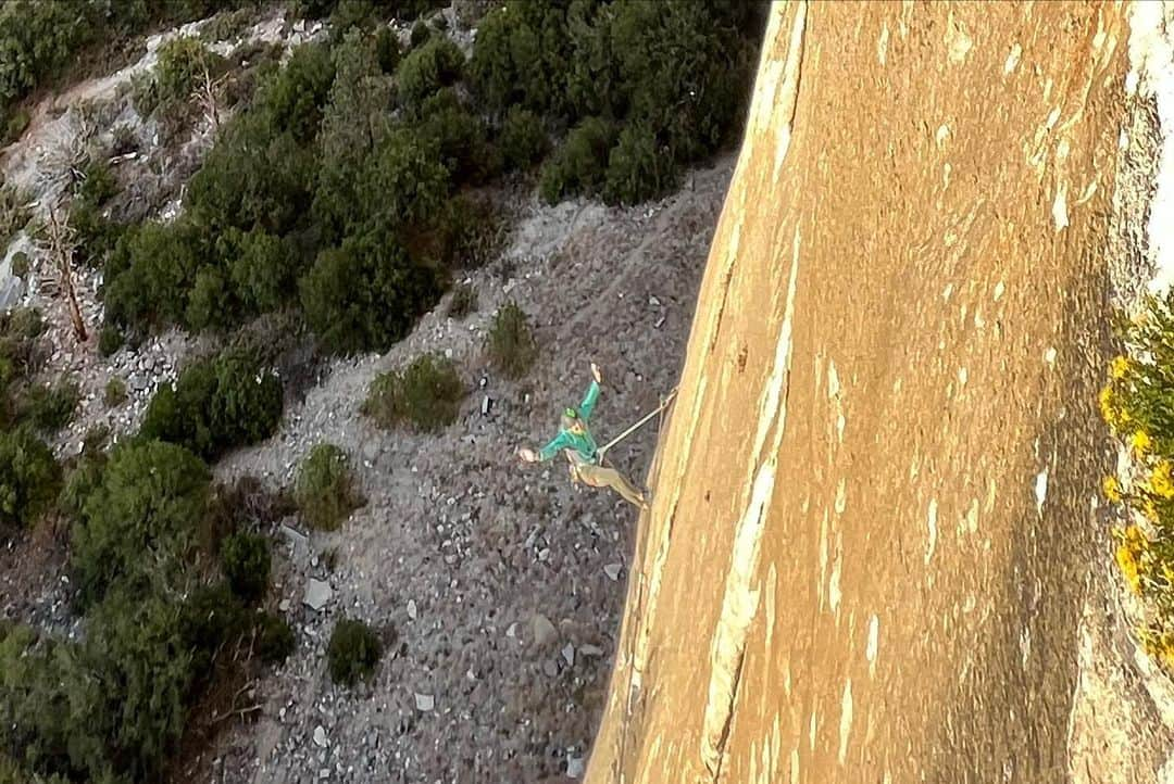 ヘイゼル・フィンドレーさんのインスタグラム写真 - (ヘイゼル・フィンドレーInstagram)「Climbers! Don’t you love it when people confuse free climbing with free soloing?! I’m thinking of creating a petition to change the name of soloing and/or the name of free climbing to options that avoid all confusion. Please post your suggestions below 👇 I was thinking free climbing could be ‘not-cheating’ and soloing could be ‘rope less’ or as this nice fellow pointed out (swipe left 😂 ) ‘deathwish climbing’. Whatever we decide we need to lobby to @jimmychin to change the name of Freesolo - enough is enough! @_drew_smith_ photo of me cheating my way up the Black Roof pitch of El Niño (I grab a quick draw a few minutes later). @blackdiamond」11月18日 1時38分 - hazel_findlay