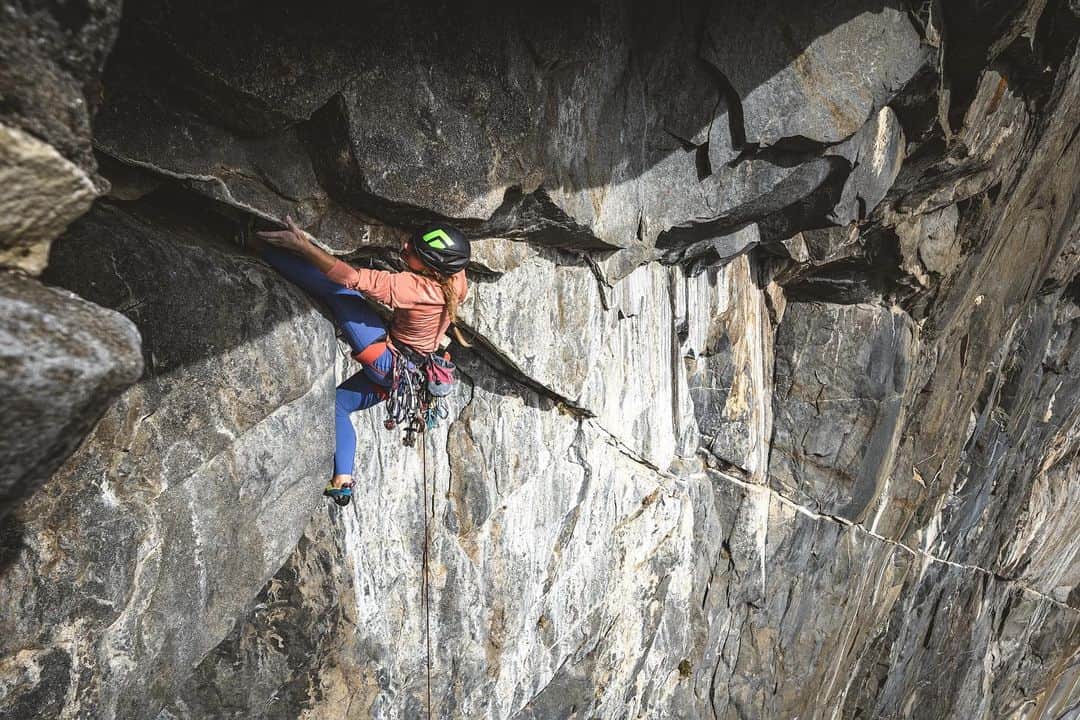 ヘイゼル・フィンドレーのインスタグラム：「Climbers! Don’t you love it when people confuse free climbing with free soloing?! I’m thinking of creating a petition to change the name of soloing and/or the name of free climbing to options that avoid all confusion. Please post your suggestions below 👇 I was thinking free climbing could be ‘not-cheating’ and soloing could be ‘rope less’ or as this nice fellow pointed out (swipe left 😂 ) ‘deathwish climbing’. Whatever we decide we need to lobby to @jimmychin to change the name of Freesolo - enough is enough! @_drew_smith_ photo of me cheating my way up the Black Roof pitch of El Niño (I grab a quick draw a few minutes later). @blackdiamond」