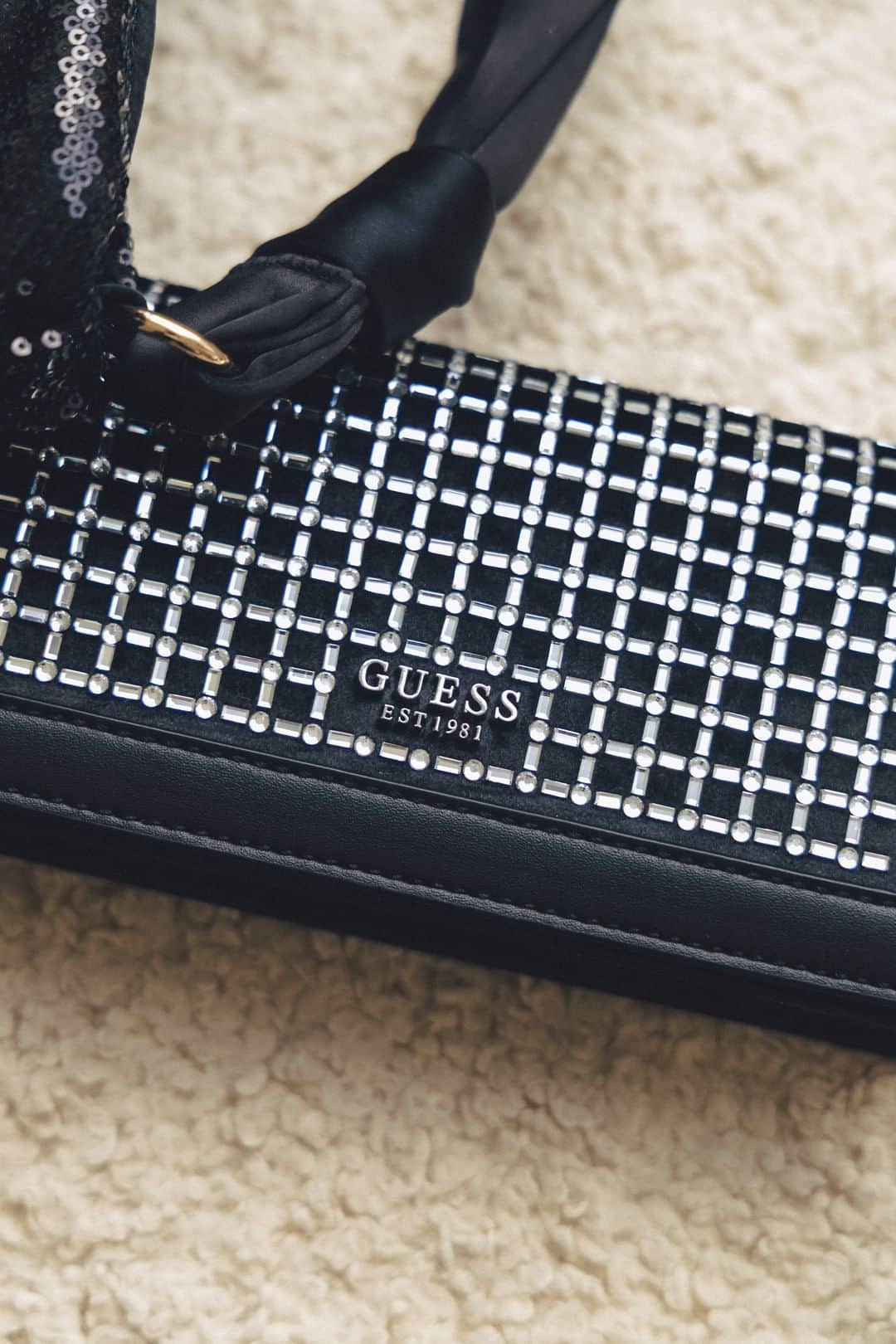 ゲスのインスタグラム：「Discover new silhouettes guaranteed to shine. #GUESSHandbags」