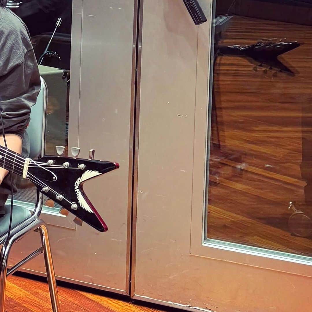 長岡亮介さんのインスタグラム写真 - (長岡亮介Instagram)「1980 Dean Cadillac  録音現場デビューでございました。 ハムバッカーのギターを録音で使うのは何年振りかしら。」11月18日 1時46分 - nagaokaryosuke