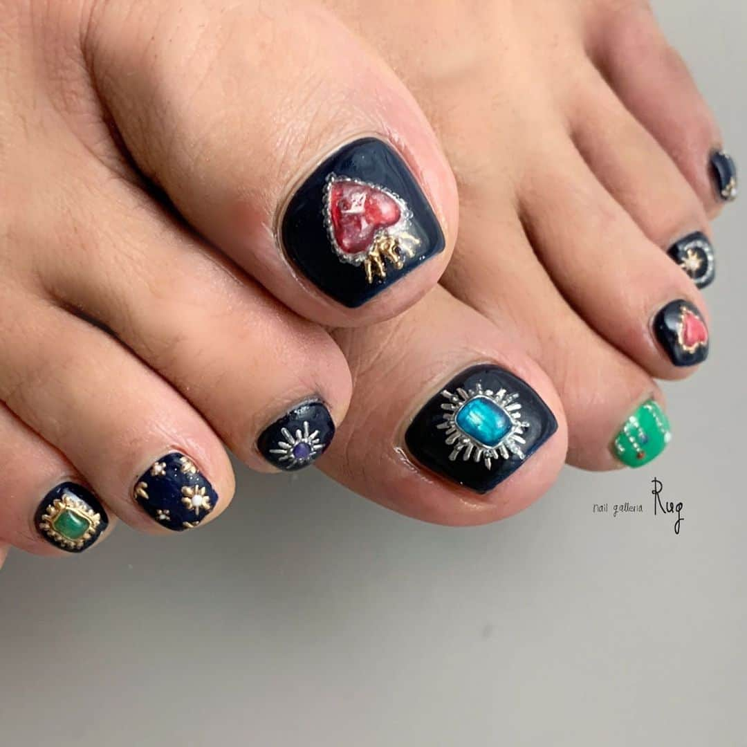 aoki_nailのインスタグラム：「・ Vintage bijou 宝石art💎  かわいいお菓子のパッケージの イメージを参考に。 キラキラさせたくなる季節〜💫  nailgalleria  Rug〈ラグ〉 大阪市北区中崎西2-6-3  footペイント  #手描きアート#手描きデザイン#手描きネイル#フットネイル#フットネイル大阪#アートネイル大阪#クリスマスネイル#冬ネイルデザイン#クリスマスデザイン　 #instanail#nails#絵#イラストネイル#ブライダルネイルデザイン #ブライダルネイル大阪#ブライダルネイル#アートネイル#ジュエリーネイル」