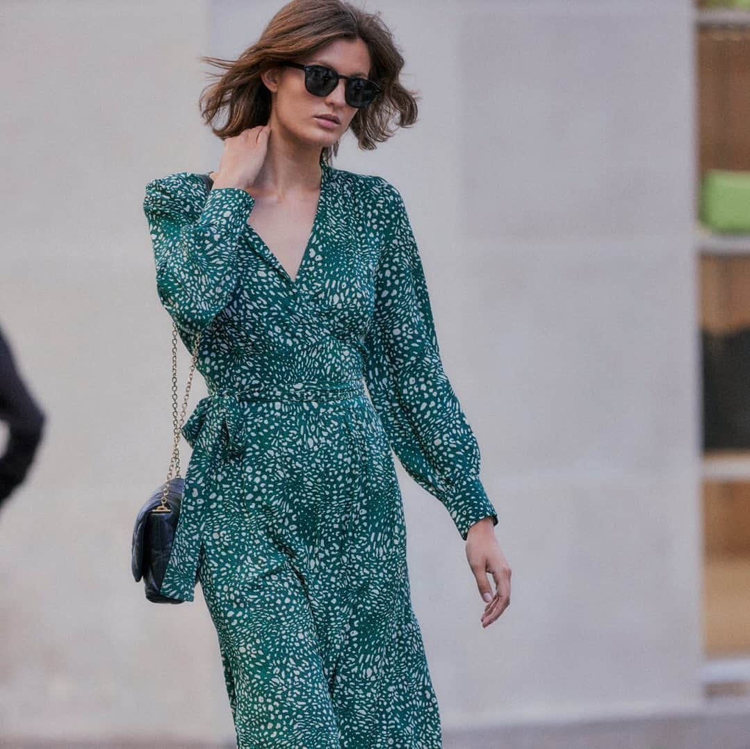 ジェラールダレルのインスタグラム：「Lorsque l'imprimé léopard embrasse l'élégance d'une robe portefeuille, révélant une féminité audacieuse...  When leopard print embraces the elegance of a wrap dress, revealing bold femininity...」