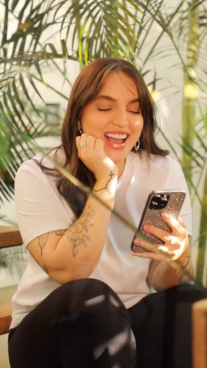 Bruna Unzuetaのインスタグラム：「Se tem uma coisa que tem tudo a ver entre nós e a @boounzueta é que amamos rodar o mundo.   Mas para isso, além da paixão por viajar, é preciso muito planejamento e segurança. Os pneus Bridgestone oferecem o melhor em tecnologia e conforto, tudo para você só focar em curtir cada destino. 😍   E atenção, viajantes! A #BlackDosPneus já está rolando, com descontos que podem chegar até R$ 600. Chegou a hora de trocar todos os pneus do seu carro, hein?! 🛞 🔥   Saiba mais em www.blackdospneus.com.br/boounzueta   #publi」