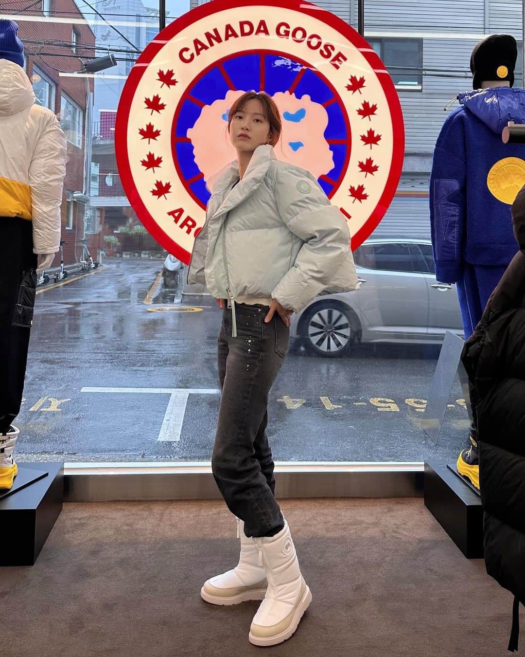 イ・ハウンのインスタグラム：「겨울이다…….❄️ 。゜。゜  。゜。゜。 。゜。゜。   지금 성수에선 캐나다구스의 아웃웨어, 풋웨어 등 올 겨울 필수품과 매주 다른 콜라보 제품까지 만나볼 수 있답니다! 저는 파이어 모스와의 콜라보 제품들을 구경하고 왔어요🥿💙  그동안 파스텔 컬러만 고집해왔는데 비비드한 파랑이 이렇게나 예뻤다니….˗ˏˋ  ˎˊ˗  12월 3일까지 성수에서 진행되니 더더 추워지기 전에 가보자구요 - !   #광고 #CanadaGoose #캐나다구스 #캐나다구스성수」