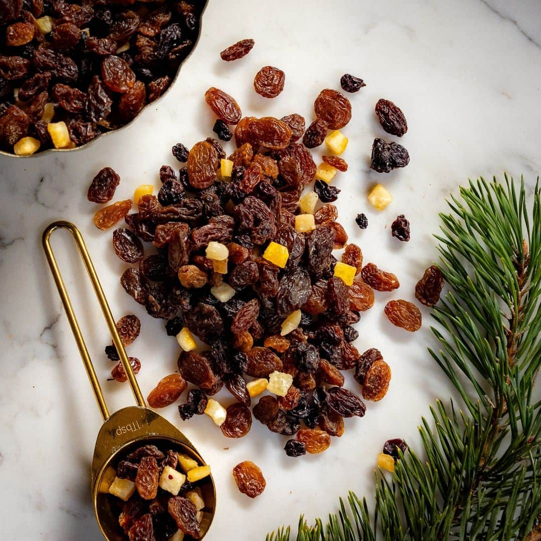 モルトンブラウンさんのインスタグラム写真 - (モルトンブラウンInstagram)「Aprons on! Time to reimagine a classic Christmas pud with our Marvellous Mandarin & Spice recipe👩‍🍳  Pour a sparkling swirl of juicy mandarin Well-season with warming, spiced cinnamon Add a crunchy clusters of delectable, dried fruits  Shop the collection in the link in our bio.」11月18日 1時50分 - moltonbrown