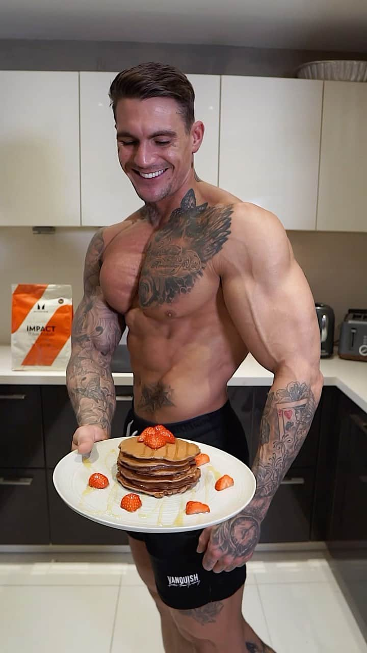 ロス・ディッカーソンのインスタグラム：「Protein Banana & Peanut Butter Pancakes With Strawberries🥞🍓#foodie  - Using @myprotein ‘Chocolate Brownie’ | Check out their Black Friday Sale & get up to 70% off store wide with code ‘ROSS’ Check out the link in my story! - Recipe: Crush 1 banana & add into a mixing bowl with 1 scoop of peanut butter, 1 scoop of chocolate whey protein & a dash of milk. (Add milk, adjusting to get a think mixture suitable for pancakes) Once mixed then add to a hot pan, adjusting amounts to the size of pancakes you would like. Once cooked add strawberries & enjoy!」