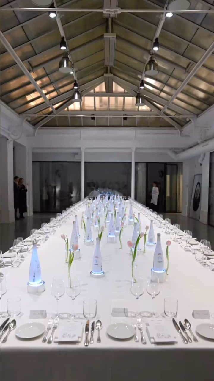 evianのインスタグラム：「Last night we celebrated the evian x @coperni collaboration with an out-of-this-world dining experience from @we.are.ona where special guests looked inside their illuminated bottles to discover the inspiration behind their meal 🌌💧   Have you got your #evianxCoperni bottle yet?   #LookCloser and share with the world what you find inside.    @arnaud_vaillant @sebastienmeyer    #LiveYoung #LookCloser」