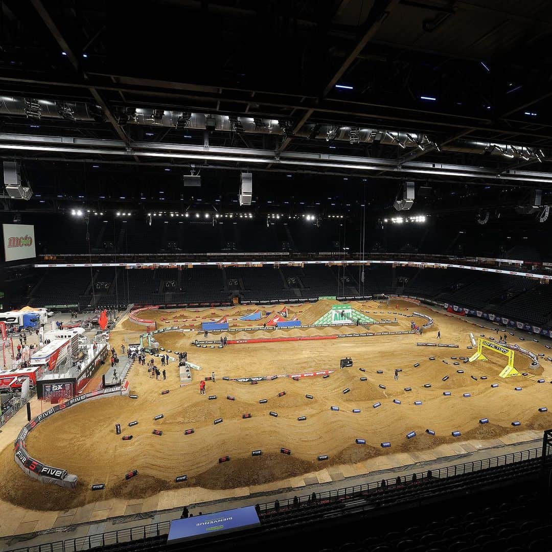 Racer X Onlineのインスタグラム：「The 40th edition of @supercross_de_paris is here‼️ Already some riding going on as the boys work in this years track 🇫🇷 Photos: @crunch724 #RacerX #ParisSupercross」