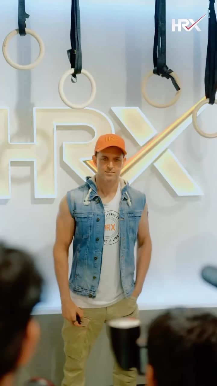 リティク・ローシャンのインスタグラム：「HRX  10 years.  And we keep going. @hrxbrand」