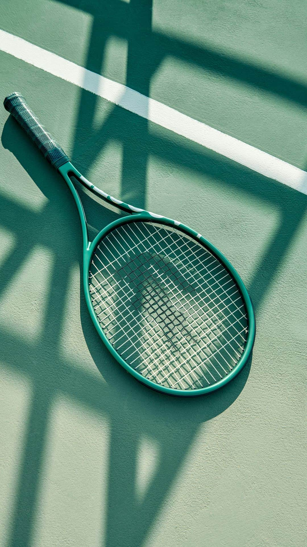 Lacosteのインスタグラム：「Defying gravity with L23 giant tennis rackets soaring above the court! 🎾🛩️」