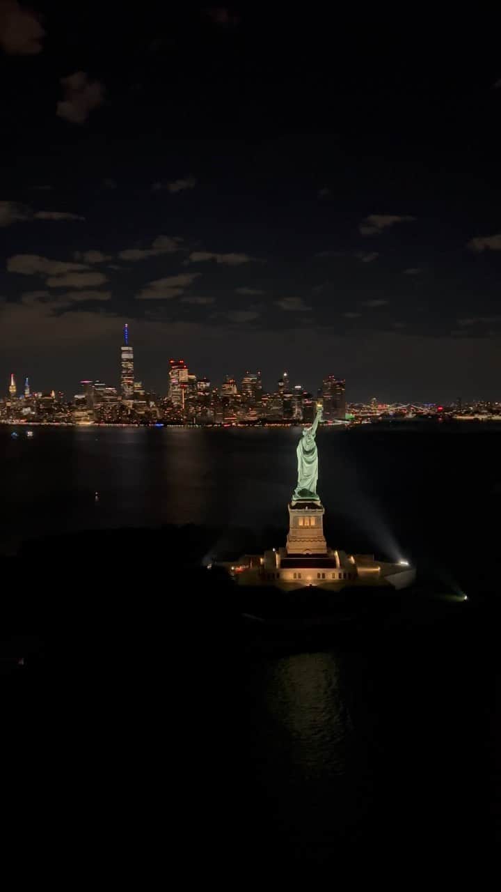 nyonairのインスタグラム：「City lights and endless nights in the heart of NYC. ♥️   #reels #reelsinstagram #newyork #helicopter #nyonair」