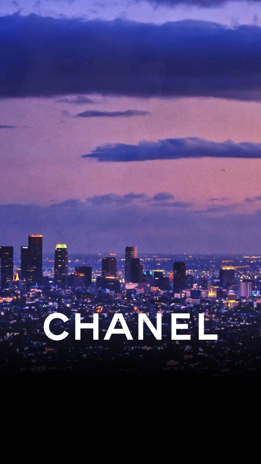 シャネルのインスタグラム：「L.A. spirit— seizing the essence of the Californian way of life, the CHANEL Cruise 2023/24 collection conjugates Old Hollywood glamour and sunny accents.   The campaign is embodied by Loli-Bahia and Anna Ewers in a film directed by Inez & Vinoodh.  The collection is now available in boutiques.  See more at chanel.com  #CHANELCruise @InezandVinoodh @AnnaEwers @LoliBahiaa」