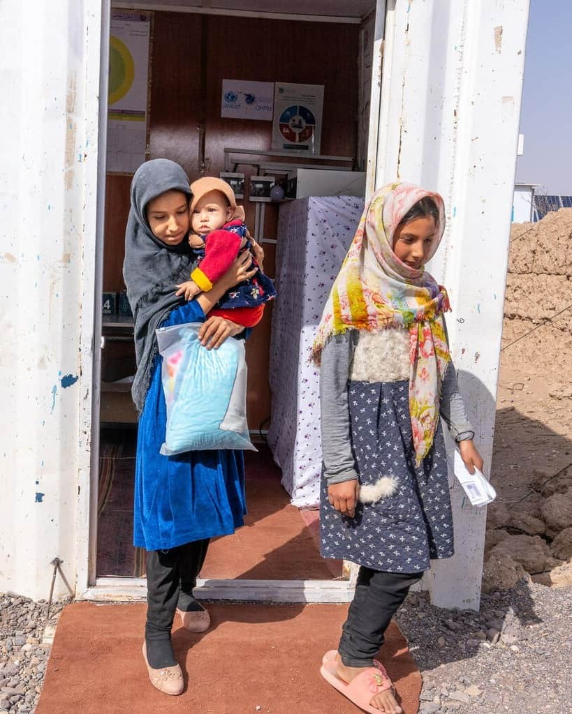 unicefのインスタグラム：「48,000.  That’s how many people have ongoing access to healthcare in areas of Afghanistan hard-hit by recent earthquakes.  This is thanks to UNICEF's tents and container offices installed to support damaged health facilities.  Donate today and help make a difference. Link in bio.  © UNICEF/UNI468562/Karimi」
