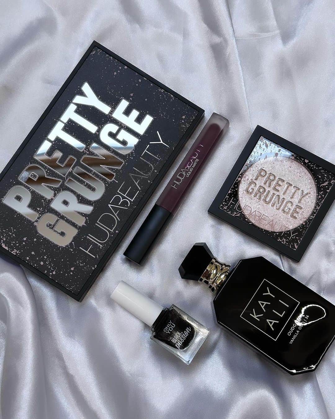 Huda Kattanさんのインスタグラム写真 - (Huda KattanInstagram)「We can’t stop drooling over our Pretty Grunge Collection. It’s everything you need & MORE ✨   Thanks for sharing: ⤵️ 🖤 @bakeandglow 🖤 @sarahjeangirl 🖤 @icygurlele  🖤 @thebeautybarbarella 🖤 @kendallalfred   🌍 𝗔𝗩𝗔𝗜𝗟𝗔𝗕𝗟𝗘 𝗚𝗟𝗢𝗕𝗔𝗟𝗟𝗬 🌎 #PrettyGrunge」11月18日 2時00分 - hudabeauty