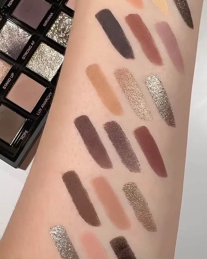 Huda Kattanのインスタグラム：「We can’t stop drooling over our Pretty Grunge Collection. It’s everything you need & MORE ✨   Thanks for sharing: ⤵️ 🖤 @bakeandglow 🖤 @sarahjeangirl 🖤 @icygurlele  🖤 @thebeautybarbarella 🖤 @kendallalfred   🌍 𝗔𝗩𝗔𝗜𝗟𝗔𝗕𝗟𝗘 𝗚𝗟𝗢𝗕𝗔𝗟𝗟𝗬 🌎 #PrettyGrunge」