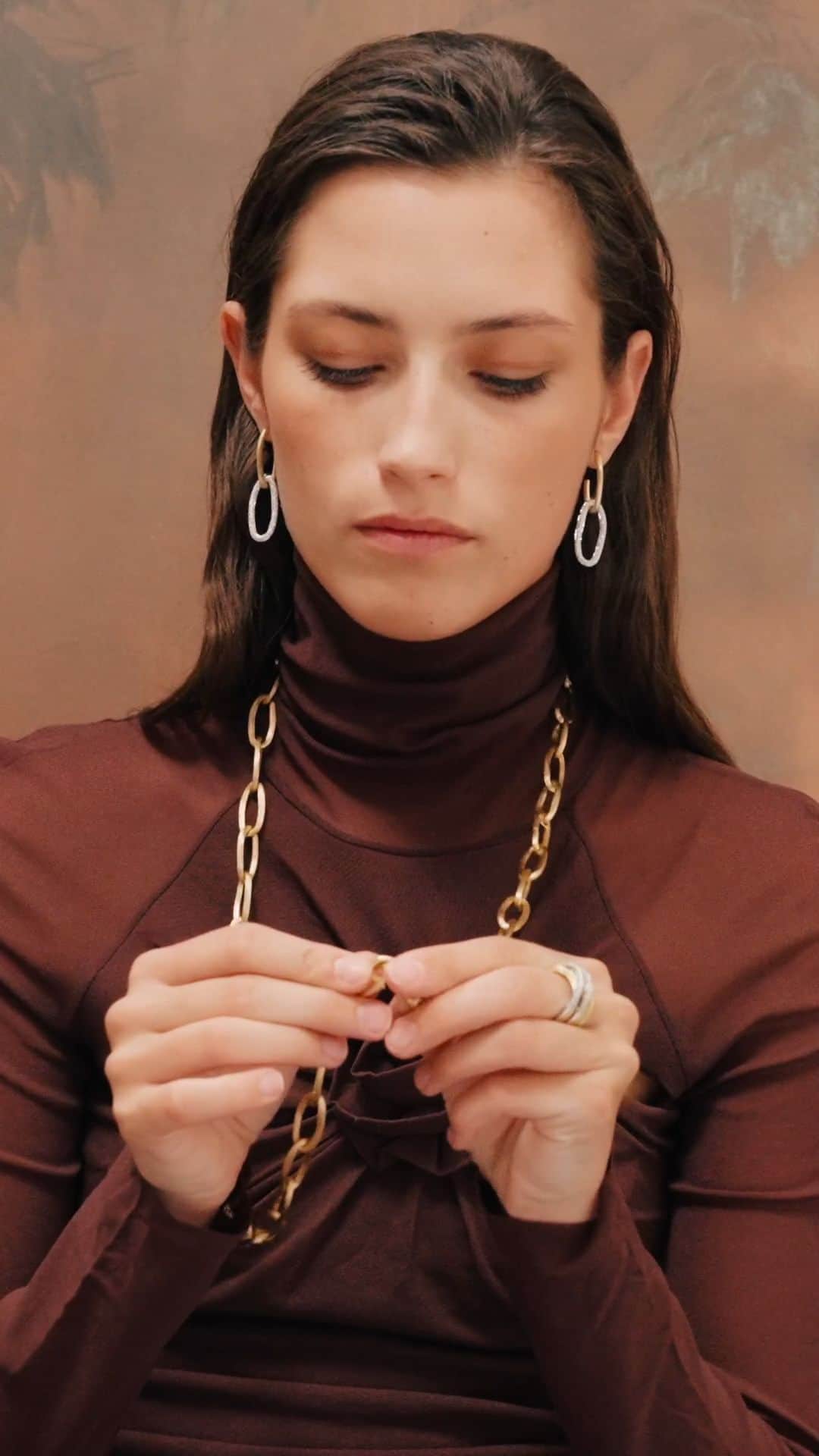マルコ ビチェゴのインスタグラム：「Taking Marco Bicego’s iconic design to new heights with the Jaipur Link Alta version with diamonds – a bold, brilliant, and daring twist. Wear it your way.  #marcobicego #jewelry #gold #madeinitaly #diamonds #engraving」