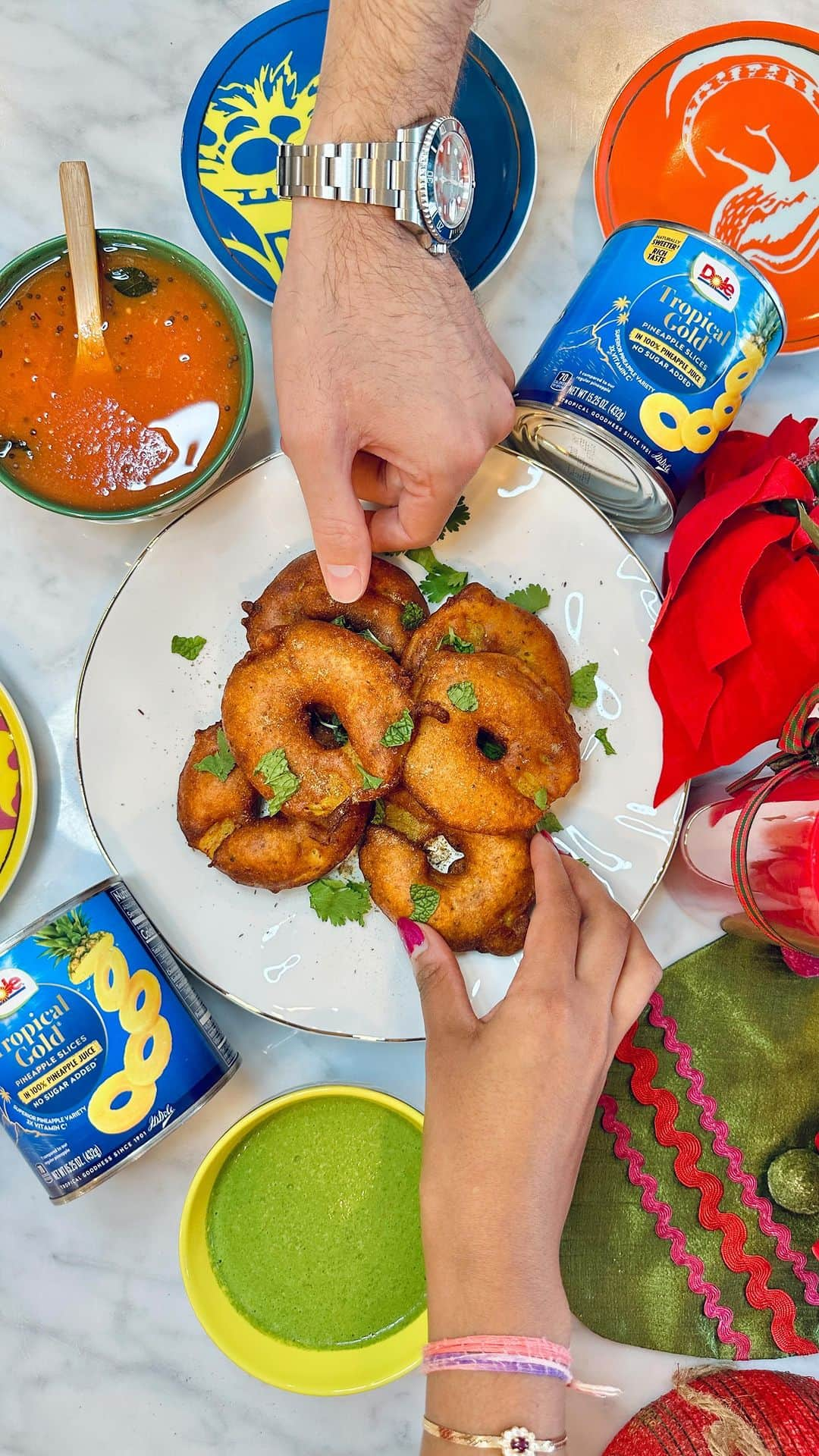 Dole Packaged Foods（ドール）のインスタグラム：「#sponsored Pineapple Pakoras with DOLE® Tropical Gold Slices 🍍#DoleSunshine #CanItPineapple @dolesunshine  Holidays look very different in my house than most, but it’s an opportunity for me to bring together my American upbringing with my Indian background - just like these crispy, spicy and sweet Pineapple Pakoras.  That’s why I love my Pineapple Pakoras made with DOLE® Tropical Gold Slices, they help me make great recipes with straight out of the can convenience. Plus, they’re sweeter than Dole’s regular pineapple to make for a crispy, spicy and sweet treat that’s an excellent source of vitamin C. The turmeric brings out the already naturally golden in color juicy pineapple which pairs beautifully with my festive red & green chutneys.  See my recipe below:  Pineapple Slice Pakoras: - DOLE Tropical Gold Slice Pineapples - 1 cup besan (chickpea) flour - 1/4-1/3 cup DOLE Pineapple Juice - 1/4 tsp baking soda - 1 tbsp combined ground spices (coriander, cumin, red chilies, turmeric, ajwain, black pepper) - kosher salt - neutral oil for frying - chaat masala for garnish  1. Mix all ingredients for batter. Pat dry pineapple rings. Heat neutral oil in deep pot until 350 degrees. Dip pineapple rings in batter and fry 2-3 mins each side until golden brown.   Red Chutney: - 2 roma tomatoes - 1 clove garlic - 1/4 tsp red chili powder - kosher salt - 1 stalk curry leaves - 1/4 tsp black mustard seeds - neutral cooking oil  1. Blend everything up until curry leaves w/2-3 tbsp water. Simmer for 5 mins until reduced. Transfer to bowl. Heat oil and temper spices, immediately pour over chutney & mix.   Green Chutney: - 2 cups fresh coriander - 1 cup fresh mint leaves - 2 green chilies - 1/2 inch piece fresh ginger - 1/4 cup plain unsweetened plant based yogurt - 1 tsp fresh lemon/lime juice - kosher salt - pinch of sugar  1. Blend everything together until smooth. Pour into a bowl for serving.   #holidays #DOLE #pakoras #veganrecipes」