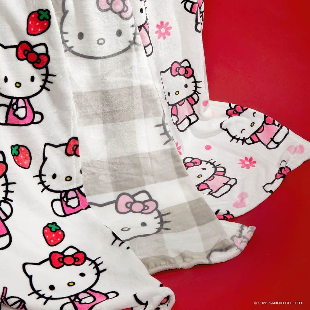 Hello Kittyのインスタグラム：「OBSESSED 🎀 Get cozy this holiday season with the internet's most coveted blankets. Link in bio to shop!」