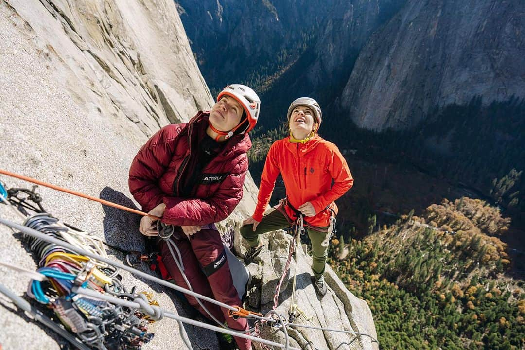 バーバラ・ザンガールさんのインスタグラム写真 - (バーバラ・ザンガールInstagram)「El Corazon (via Muir blast) 5.13b✅  After 6 days on the wall we reached the top! (Just before the storm came in) It was amazing to share the rope with @laraneumeier who totally crushed it on her first time on the big stone! We had a whole ton of sh… to haul up this wall. It was very exhausting but at the same time we shared an incredible adventure together. We both climbed all the 5.13 pitches on lead and were able to flash/on-sight a few of them!  But also the easier graded chimney’s were a real challenge to us!  The route it self was fantastic!!! Thanks to @reichel_max and @alexander_huberbuam for putting up such a cool line!  That was Lara’s 1st and my 6th “Free-climb” on El Cap!!   Big thanks to @dizzyfilms_  for coming by and sharing a day with us to take those 👌 pictures!! 📸📸  @blackdiamond (thanks for all the last minute support we got—-with the new portaledge and gear!!)  @lasportivagram @vibram @corosglobal @frictionlabs @powerbar @fazabrushes」11月18日 2時06分 - babsizangerl