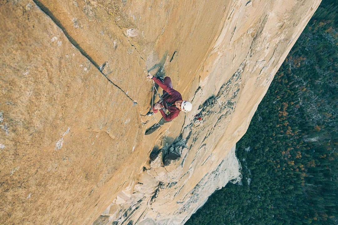 バーバラ・ザンガールさんのインスタグラム写真 - (バーバラ・ザンガールInstagram)「El Corazon (via Muir blast) 5.13b✅  After 6 days on the wall we reached the top! (Just before the storm came in) It was amazing to share the rope with @laraneumeier who totally crushed it on her first time on the big stone! We had a whole ton of sh… to haul up this wall. It was very exhausting but at the same time we shared an incredible adventure together. We both climbed all the 5.13 pitches on lead and were able to flash/on-sight a few of them!  But also the easier graded chimney’s were a real challenge to us!  The route it self was fantastic!!! Thanks to @reichel_max and @alexander_huberbuam for putting up such a cool line!  That was Lara’s 1st and my 6th “Free-climb” on El Cap!!   Big thanks to @dizzyfilms_  for coming by and sharing a day with us to take those 👌 pictures!! 📸📸  @blackdiamond (thanks for all the last minute support we got—-with the new portaledge and gear!!)  @lasportivagram @vibram @corosglobal @frictionlabs @powerbar @fazabrushes」11月18日 2時06分 - babsizangerl