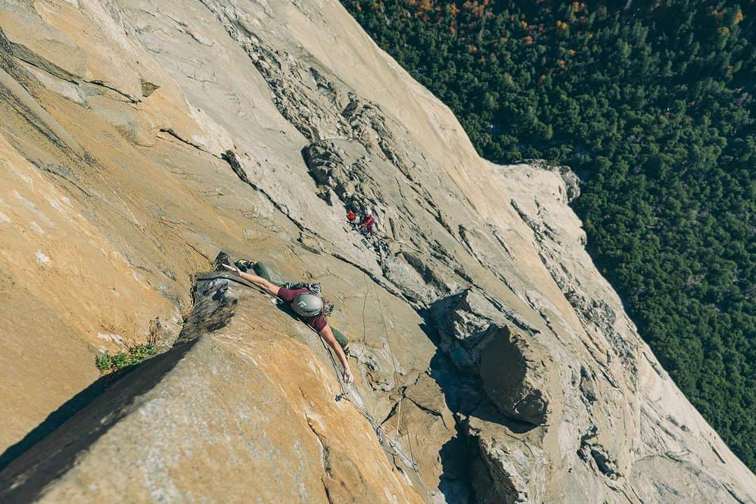 バーバラ・ザンガールさんのインスタグラム写真 - (バーバラ・ザンガールInstagram)「El Corazon (via Muir blast) 5.13b✅  After 6 days on the wall we reached the top! (Just before the storm came in) It was amazing to share the rope with @laraneumeier who totally crushed it on her first time on the big stone! We had a whole ton of sh… to haul up this wall. It was very exhausting but at the same time we shared an incredible adventure together. We both climbed all the 5.13 pitches on lead and were able to flash/on-sight a few of them!  But also the easier graded chimney’s were a real challenge to us!  The route it self was fantastic!!! Thanks to @reichel_max and @alexander_huberbuam for putting up such a cool line!  That was Lara’s 1st and my 6th “Free-climb” on El Cap!!   Big thanks to @dizzyfilms_  for coming by and sharing a day with us to take those 👌 pictures!! 📸📸  @blackdiamond (thanks for all the last minute support we got—-with the new portaledge and gear!!)  @lasportivagram @vibram @corosglobal @frictionlabs @powerbar @fazabrushes」11月18日 2時06分 - babsizangerl