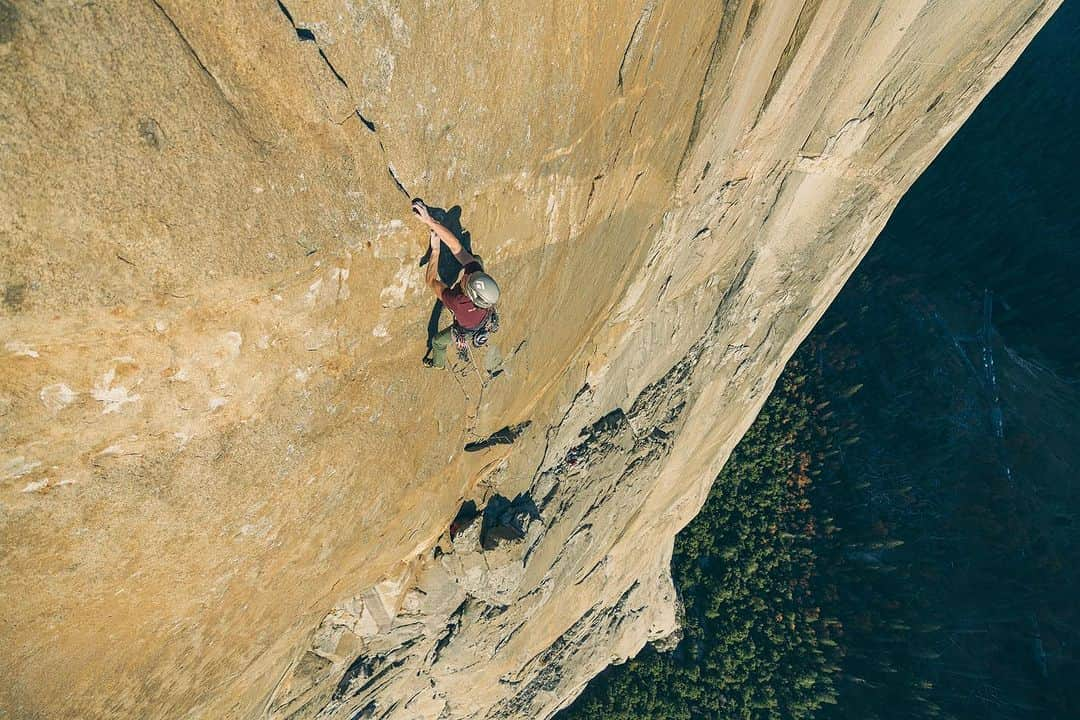 バーバラ・ザンガールのインスタグラム：「El Corazon (via Muir blast) 5.13b✅  After 6 days on the wall we reached the top! (Just before the storm came in) It was amazing to share the rope with @laraneumeier who totally crushed it on her first time on the big stone! We had a whole ton of sh… to haul up this wall. It was very exhausting but at the same time we shared an incredible adventure together. We both climbed all the 5.13 pitches on lead and were able to flash/on-sight a few of them!  But also the easier graded chimney’s were a real challenge to us!  The route it self was fantastic!!! Thanks to @reichel_max and @alexander_huberbuam for putting up such a cool line!  That was Lara’s 1st and my 6th “Free-climb” on El Cap!!   Big thanks to @dizzyfilms_  for coming by and sharing a day with us to take those 👌 pictures!! 📸📸  @blackdiamond (thanks for all the last minute support we got—-with the new portaledge and gear!!)  @lasportivagram @vibram @corosglobal @frictionlabs @powerbar @fazabrushes」