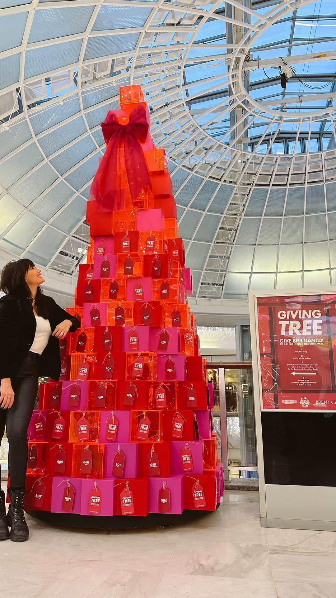 デイジー・ロウのインスタグラム：「As festive as this Christmas period is, not everyone has the chance to experience the joy of gift giving. I have had the wonderful experience of being able to participate in Brent Cross Shopping centre’s Giving Tree campaign, an initiative that partners with Barnet’s Children’s Services that allows you to donate a gift of your choice from any of the centre’s stores for one of the many children who may not otherwise have had the chance this year.  I had the pleasure of choosing one little boy and girl from the Giving Tree and donating a couple of toys I loved & I hope they will too!  The charity focuses on supporting the health, well-being and safety of all children and young adults, as well as their parents and carers to ensure they do not miss out on the opportunities all children should be able to receive.  The charity and this initiative is driven by community support, so I hope you’ll have the chance to make another child’s Christmas and join me by donating a gift at @brentcross_sc #givebrilliantly 🩷🎄🩷」