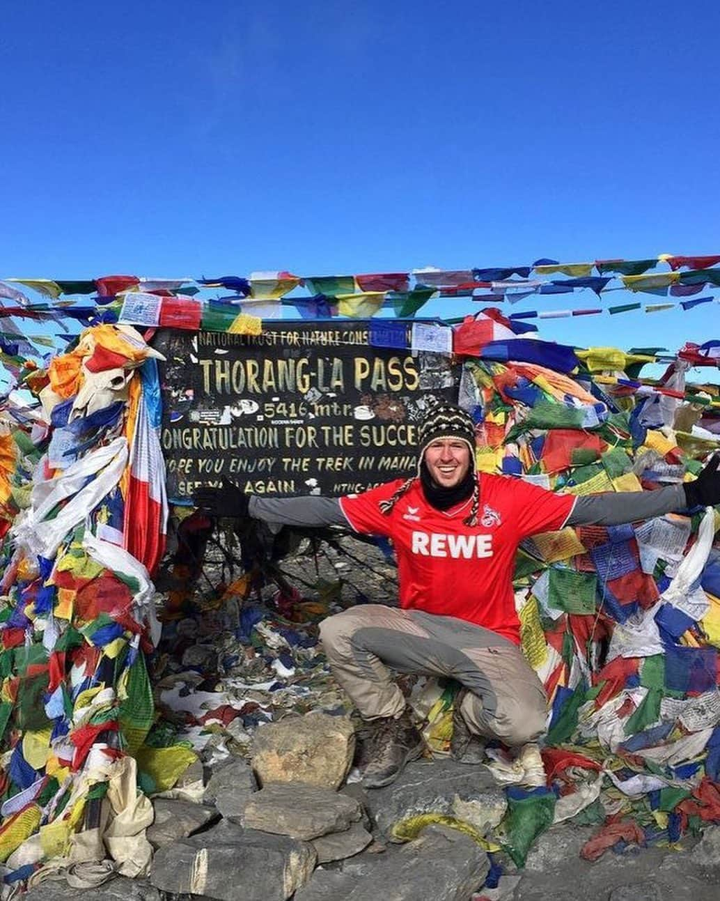 1.FCケルンさんのインスタグラム写真 - (1.FCケルンInstagram)「Ob auf dem Himalaya oder im Honeymoon auf Mauritius – der #effzeh ist üvverall ❤️🤍  Wer erkennt alle acht Destinationen? 🌍」11月18日 20時00分 - fckoeln