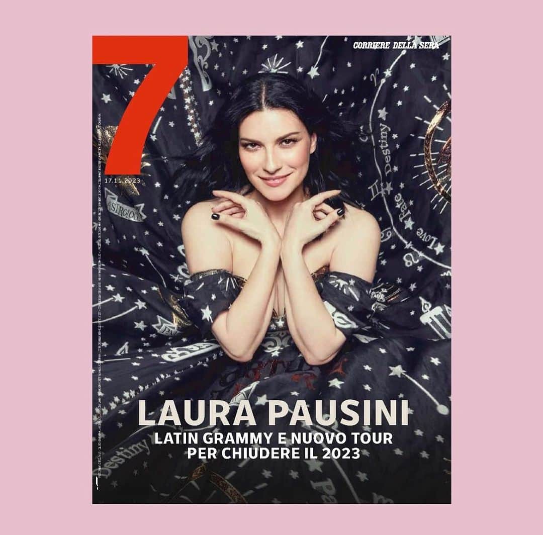 ラウラ・パウジーニのインスタグラム：「La Latin Grammy Week è giunta al termine e noi di @7corriere abbiamo trascorso due giorni con «la italiana más latina de todo el mundo». Mercoledì 15 novembre, durante la serata di Gala, Laura Pausini, è stata omaggiata da una schiera di artisti latini d’eccellenza con alcuni dei suoi più grandi successi. Un concerto tributo realizzato dalla Latin Grammy Academy che ha visto protagonisti, Aleandro Sanz, Carlos Vives, Pablo Lopez, Luis Fonsi, Anitta, Pablo Alboran, David Bisbal e tantissimi altri. Non è mancata la memorabile performance di Andrea Bocelli e la sua dedica speciale per Laura, che si è unita ai ringraziamenti da parte di artisti internazionali e grandi amici della cantautrice italiana. Primo fra tanti Ricky Martin, Biagio Antonacci, James Blunt, Gloria Estefan, Miguel Bosé, Gente de Zona, e ancora, Dianne Warren, Juan Luis Guerra e, infine, Phil Collins e Michael Bublé. Laura, visibilmente commossa, alla fine della serata, ci ha regalato una straordinaria performance che ha mandato in visibilio l’intera sala. Il giorno successivo, giovedì 16 novembre, durante la 24esima edizione dei Latin Grammy Awards, Laura Pausini, ha ricevuto da Karol G il premio Latin Recording Academy Person of the Year™️ 2023, prima artista di lingua non spagnola, prima italiana e terza donna della storia. «Grazie a tutti voi per questa luce che mi riempie il cuore di amore da 30 anni. Festeggeremo insieme questo anniversario durante la tournée che mi porterà dopo l’Italia in Europa, Nord, Centro e Sud America, nei prossimi mesi e fino al 2024. Non vedo l’ora di cantare con voi tutte le mie canzoni».」