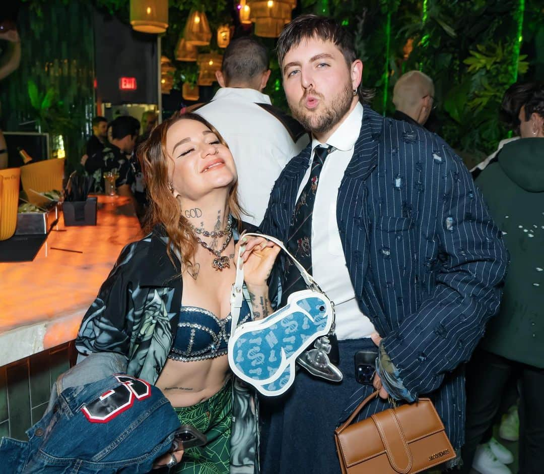 サラ・ハドソンのインスタグラム：「an Aries and a Gemini walk into a bar…😈😈」