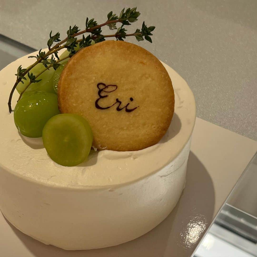 山崎江莉さんのインスタグラム写真 - (山崎江莉Instagram)「最近食べた美味しいもの達  最初の @cakeshop.yoyogiuehara のケーキ、 とある撮影用でクッキーに自分の名前が書いてある  ときめきました🫶🏻」11月18日 2時11分 - o10913