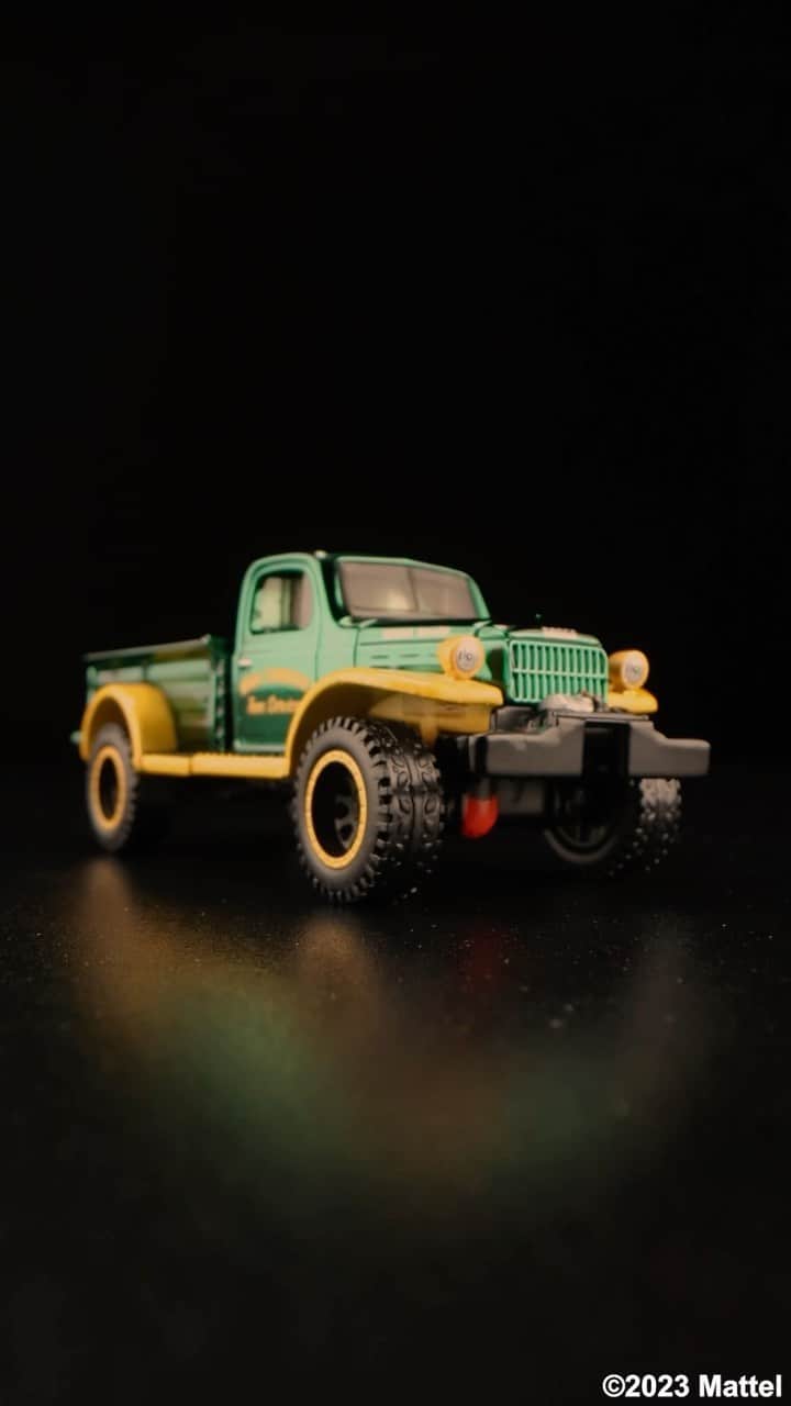 Hot Wheelsのインスタグラム：「Hauling for the holidays. 🎄  Covered in Sprectraflame British racing green, with Real Riders 10-spoke Beadlock wheels, our RLC Exclusive 1952 Dodge Power-Wagon spreads haul-iday cheer.  Available on 11/21 at 9 AM PT for Red Line Club members only. #HotWheels」