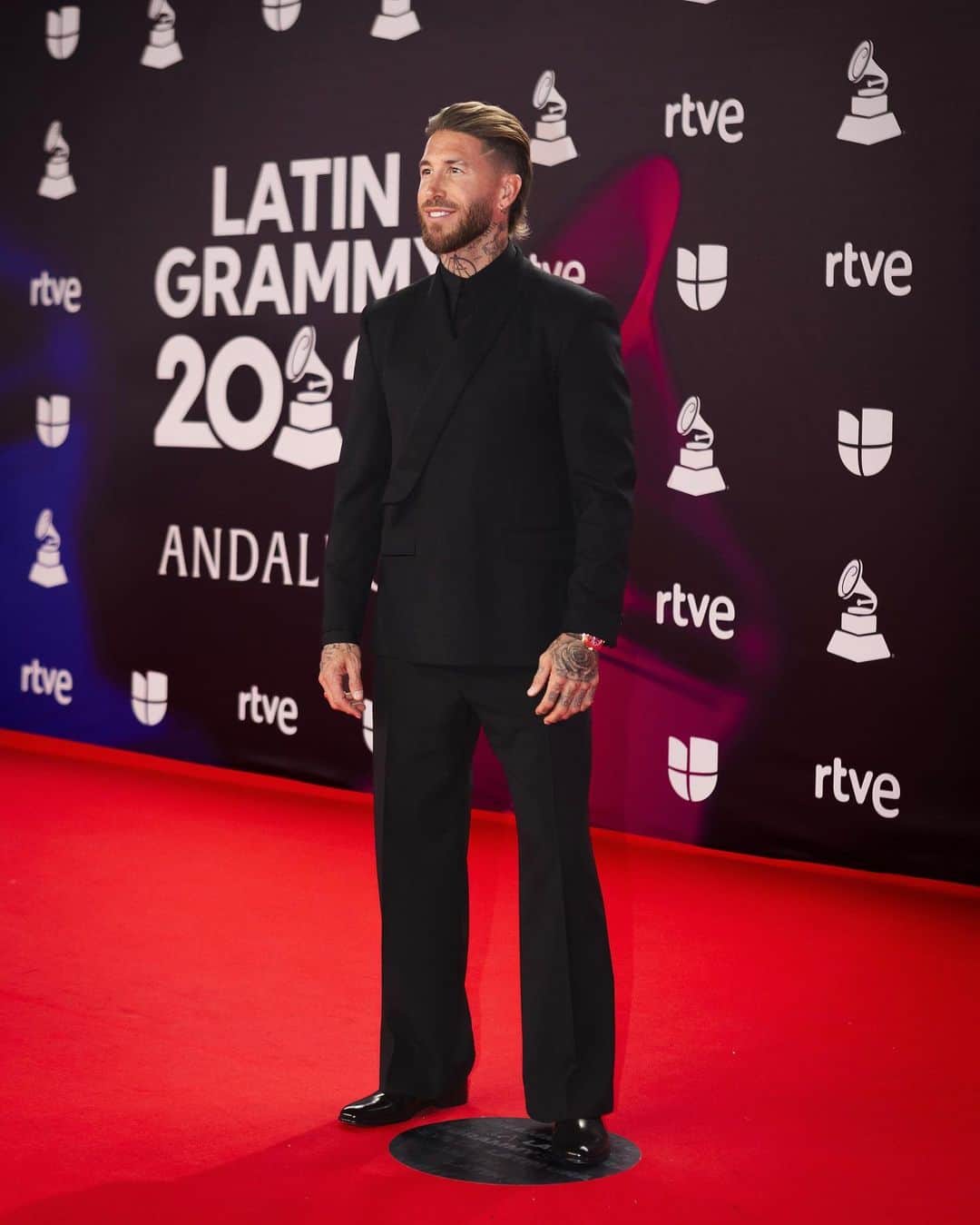 セルヒオ・ラモスのインスタグラム：「@latingrammys photo dump: 1. Red carpet 2. My sis @mirianramosoficial  3. @karolg  4. @shakira  5. @sebastianyatra  6. @ovyonthedrums  7. @npastorioficial  8. @monlaferte  9. My siblings @reneramosoficial @mirianramosoficial  10. Me 😁  Look: @dolcegabbana」