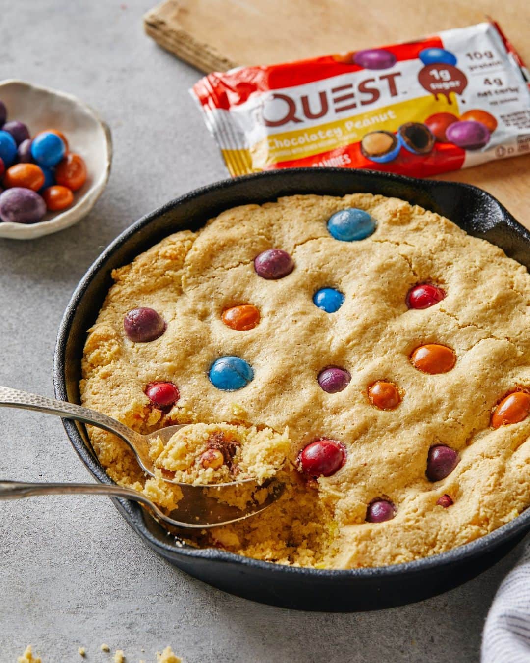 questnutritionさんのインスタグラム写真 - (questnutritionInstagram)「Questified Peanut Butter Skillet Cookie with Coated Candies 💪🍪🍬😍🔥 • 👉 FULL RECIPE LINK IN BIO (swipe left to 2nd card)👈 • Per serving: 9g protein, 7g carb, 12g fat. (4g net carbs) #OnaQuest #QuestNutrition #QuestCandy」11月18日 2時19分 - questnutrition
