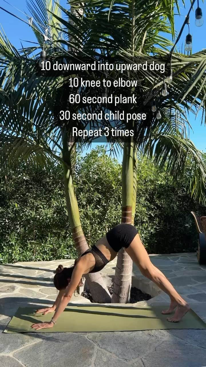 マギー・Qのインスタグラム：「Simple and effective core burner 🔥 to add at the beginning or end of a workout, or just a quick sweat on its own!   Try this  10 downward into upward dog 10 knee to elbow 60 second plank 30 second child pose Repeat 3 times」