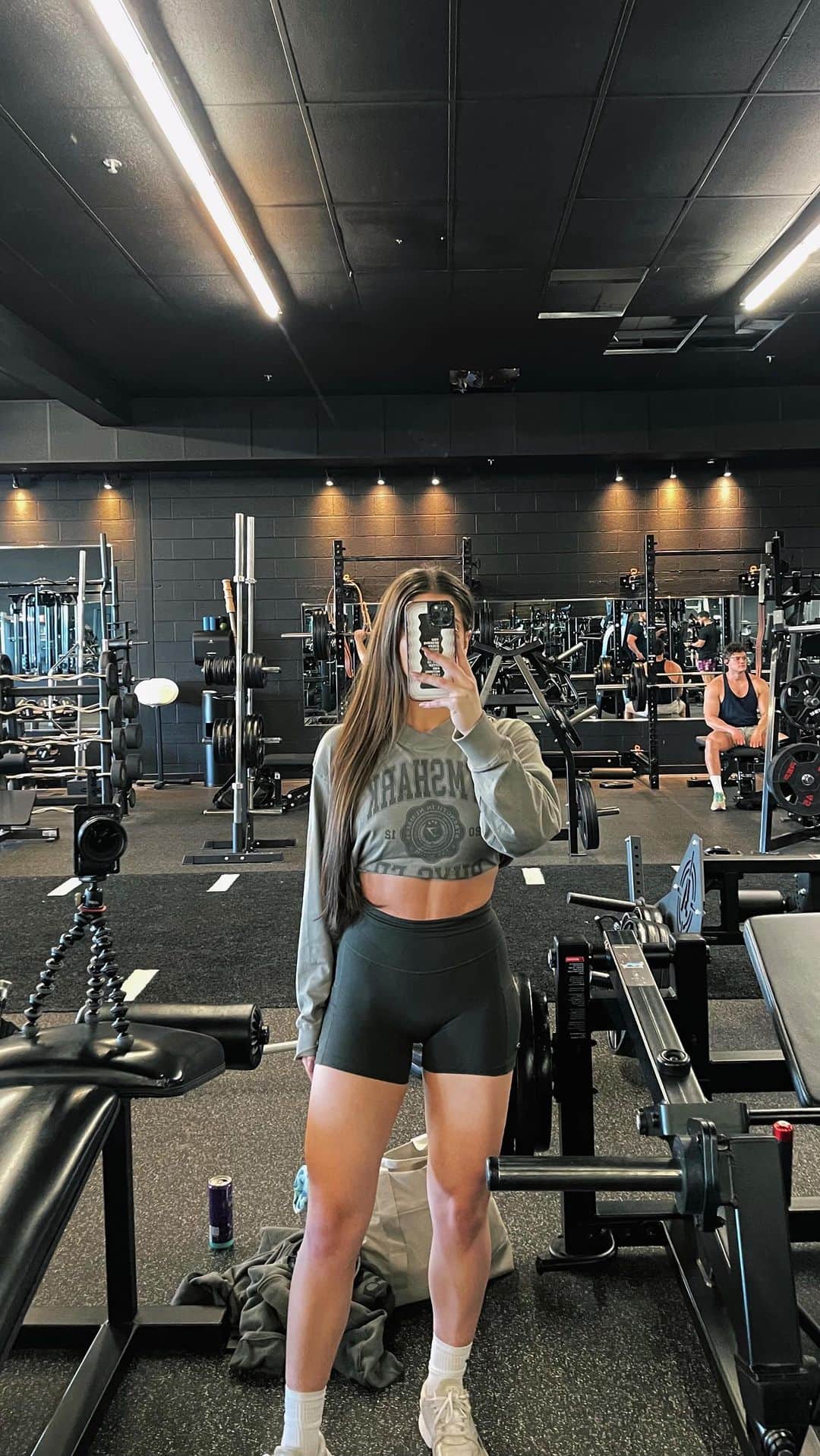 Paige Reillyのインスタグラム：「just gotta keep showing up 🫡🌿 @gymshark code PAIGER⁣ ⁣ ⁣ ♡ heavyweight hoodie - deep olive green⁣ ♡ phys ed graphic long sleeve - pebble grey⁣ ♡ legacy tight shorts - deep olive green」