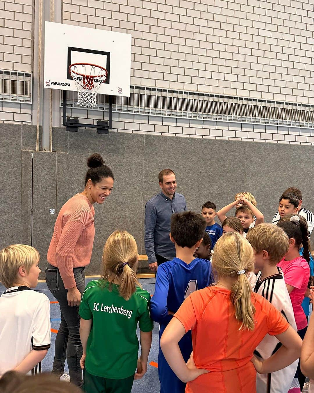 フィリップ・ラームのインスタグラム：「Bei unserem gestrigen Besuch auf dem Lerchenberg haben wir das Projekt „Bewegt Brücken Bauen“ unserer Initiative @treffpunkt.fussball besucht. Ziel von @treffpunkt.fussball ist es, soziale Bindungskräfte durch Sport zu stärken und Bewegungsangebote für Kinder und Jugendliche zu schaffen. Wir freuen uns sehr, den SC Lerchenberg & die Grundschule Lerchenberg bei ihrer wertvollen Arbeit für eine qualitativ hochwertige sportliche Ganztagsbetreuung zu unterstützen. @alliance4europe」