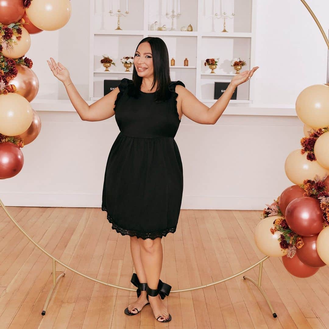SHEINさんのインスタグラム写真 - (SHEINInstagram)「Queen of all things party planning, @wifeoftheparty breaks down how to create an affordable centerpiece this holiday season. 👑 Shop the link in bio to grab your party essentials now!   #SHEINxWOTP」11月18日 2時30分 - sheinofficial