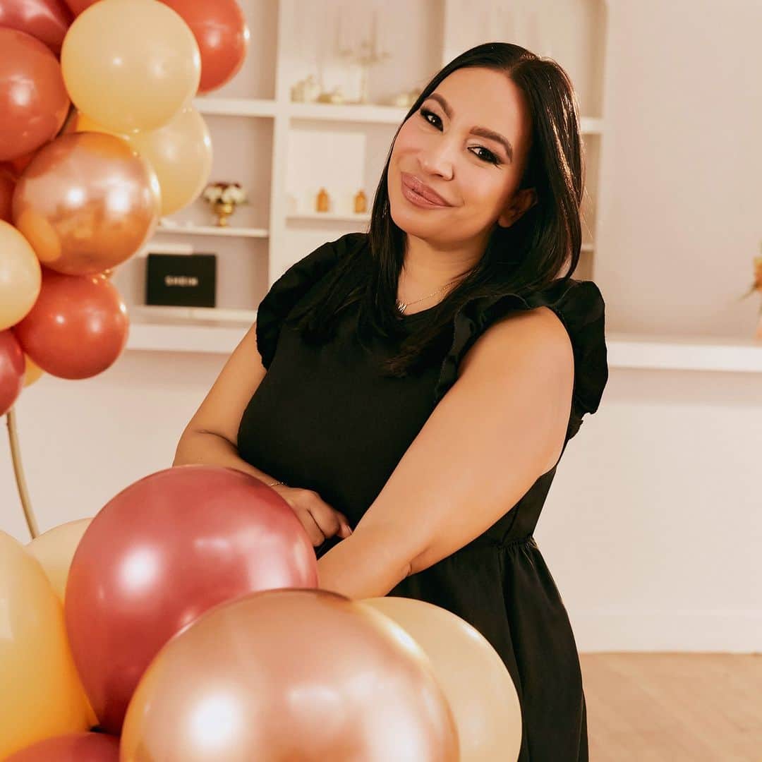 SHEINさんのインスタグラム写真 - (SHEINInstagram)「Queen of all things party planning, @wifeoftheparty breaks down how to create an affordable centerpiece this holiday season. 👑 Shop the link in bio to grab your party essentials now!   #SHEINxWOTP」11月18日 2時30分 - sheinofficial