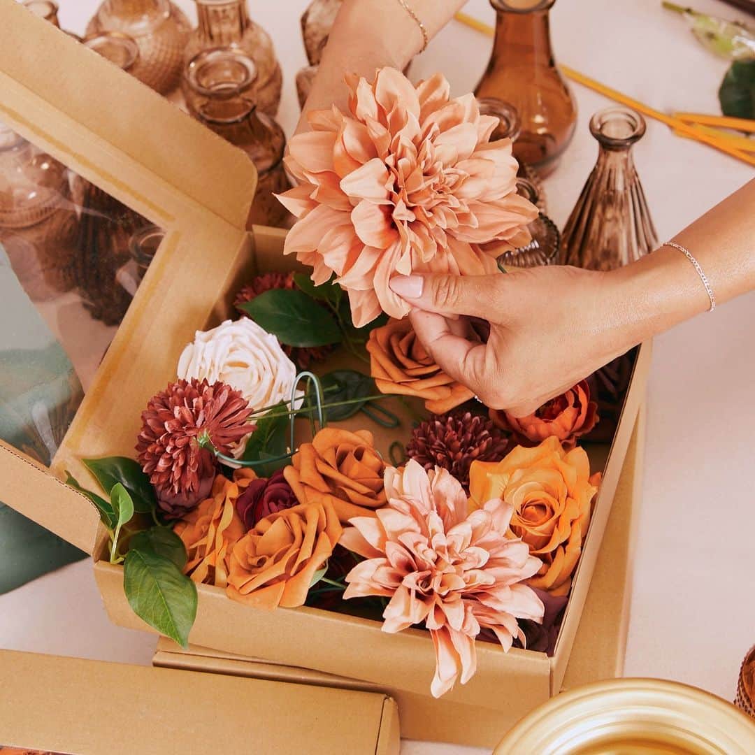 SHEINさんのインスタグラム写真 - (SHEINInstagram)「Queen of all things party planning, @wifeoftheparty breaks down how to create an affordable centerpiece this holiday season. 👑 Shop the link in bio to grab your party essentials now!   #SHEINxWOTP」11月18日 2時30分 - sheinofficial