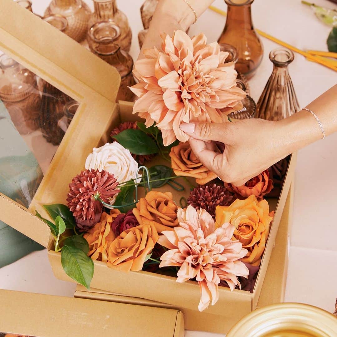 SHEINさんのインスタグラム写真 - (SHEINInstagram)「Queen of all things party planning, @wifeoftheparty breaks down how to create an affordable centerpiece this holiday season. 👑 Shop the link in bio to grab your party essentials now!   #SHEINxWOTP」11月18日 2時30分 - sheinofficial