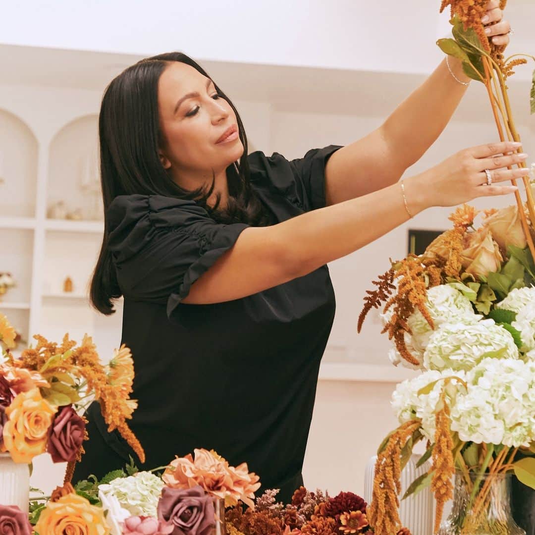 SHEINのインスタグラム：「Queen of all things party planning, @wifeoftheparty breaks down how to create an affordable centerpiece this holiday season. 👑 Shop the link in bio to grab your party essentials now!   #SHEINxWOTP」