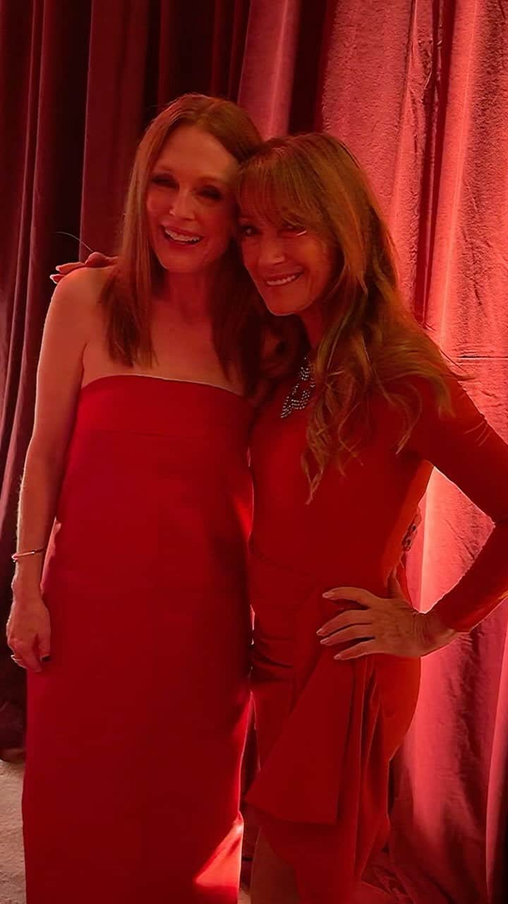 ジェーン・シーモアのインスタグラム：「At the LA premiere of @maydecemberfilm with the beautiful and talented @juliannemoore! 🥰 #LadiesInRed」