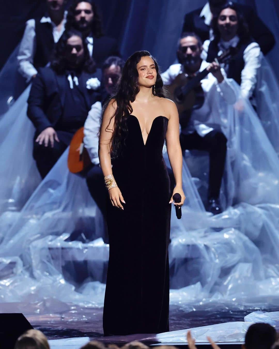 スキャパレリのインスタグラム：「Rosalía Couture @rosalia.vt in custom @schiaparelli Haute Couture by @danielroseberry at the 2023 @latingrammys  Black velvet corset bodice. Detachable pearl fringe embroidery. Crystal-covered surrealist anatomy bijoux. Velvet pumps with a Schiaparelli Gold keyhole.  Stylist @mr_carlos_nazario   #Schiaparelli #Rosalía」